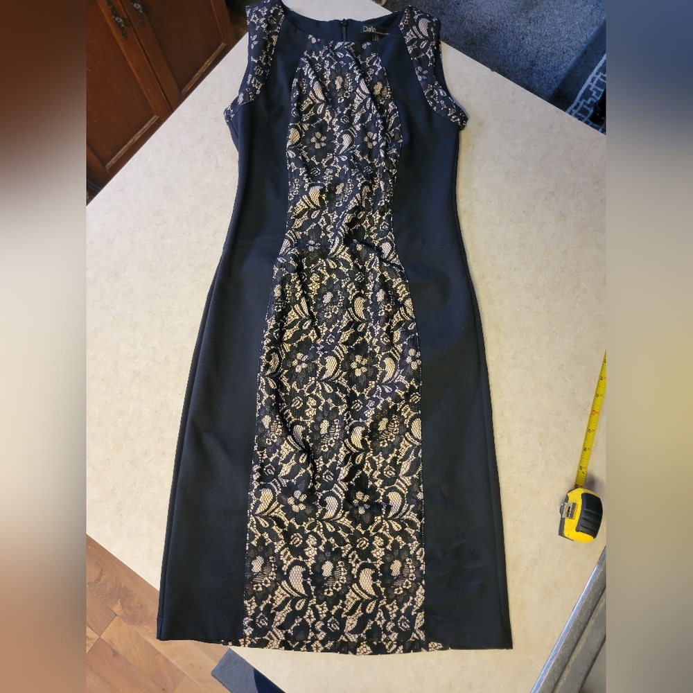 Dahlia women size 2 lace sleevless sheath dress-black